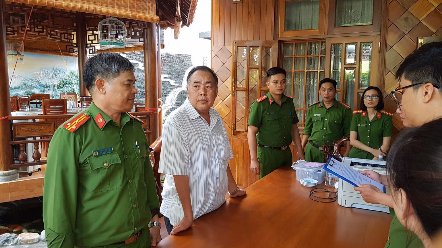 Lực lượng chức năng thực hiện lệnh khám xét chỗ ở ông Đỗ Duy Vinh, nguyên Giám đốc Sở Tài Chính tỉnh Phú Yên. Lực lượng chức năng thực hiện lệnh khám xét chỗ ở ông Đỗ Duy Vinh, nguyên Giám đốc Sở Tài Chính tỉnh Phú Yên.