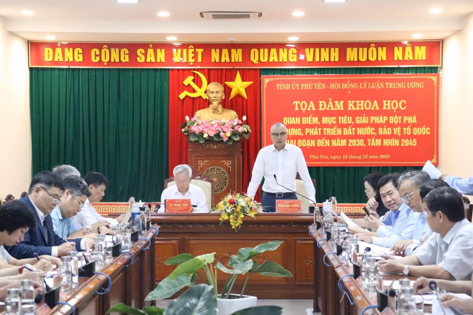 Bí thư Tỉnh ủy Phú Yên Phạm Đại Dương phát biểu tại buổi tọa đàm.