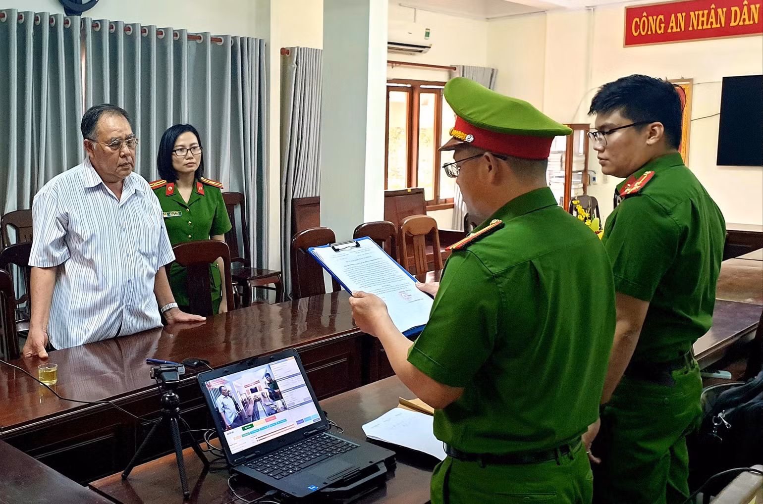 Cơ quan chức năng tống đạt quyết định khởi tố đối với ông Nguyễn Duy Vinh. Cơ quan chức năng tống đạt quyết định khởi tố đối với ông Nguyễn Duy Vinh.