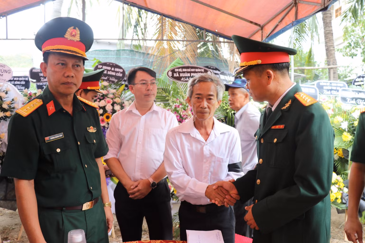 Bộ chỉ huy Quân sự tỉnh Phú Yên ân cần thăm hỏi động viên người thân gia đình tại lễ tang Trung tá Trương Hồng Kỳ. Bộ chỉ huy Quân sự tỉnh Phú Yên ân cần thăm hỏi động viên người thân gia đình tại lễ tang Trung tá Trương Hồng Kỳ.