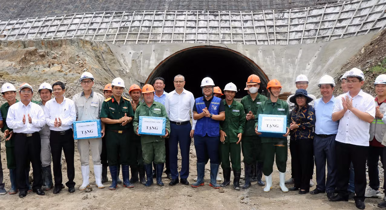 Đoàn công tác Tỉnh ủy Phú Yên trao quà, động viên các kỹ sư, công nhân Tổng công ty xây dựng Lũng Lô đang thi công hầm Tuy An, Phú Yên. Đoàn công tác Tỉnh ủy Phú Yên trao quà, động viên các kỹ sư, công nhân Tổng công ty xây dựng Lũng Lô đang thi công hầm Tuy An, Phú Yên.