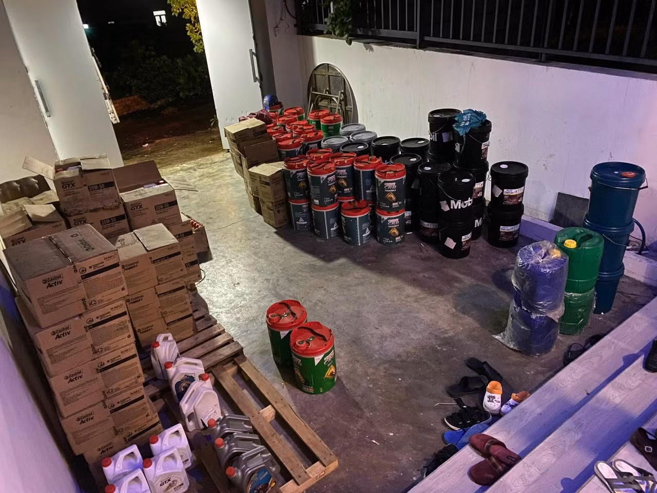 Số lượng dầu nhớt trong vụ án bị bắt giữ ( ảnh do CA cung cấp).