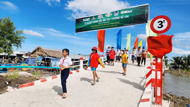 Học sinh trên địa bàn huyện An Minh, tỉnh Kiên Giang đi trên cầu vừa khánh thành.