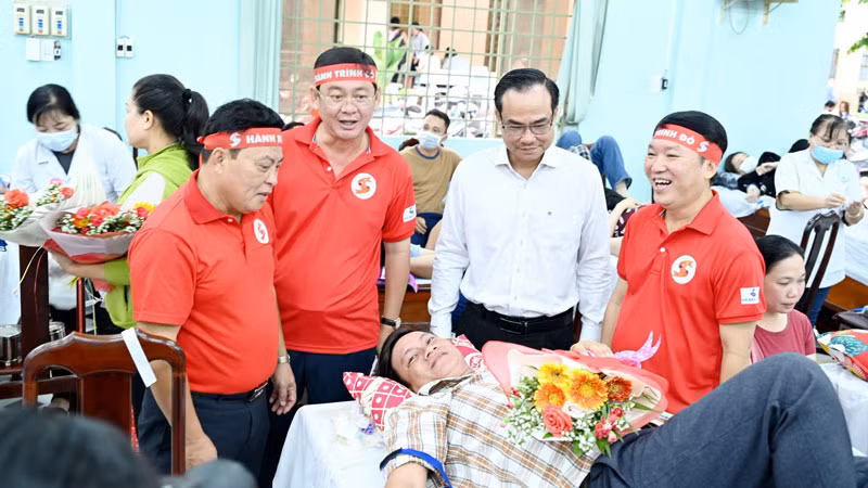 Ban tổ chức tặng hoa cho người tham gia hiến máu tình nguyện.