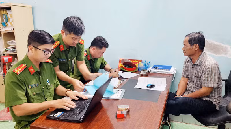 Công an làm việc với ông Thi. (Ảnh: Văn Vũ)