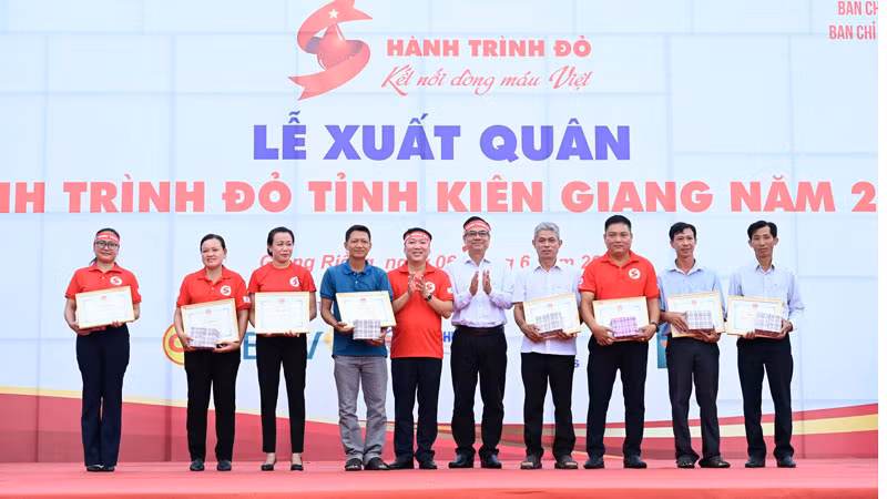 Tặng giấy khen cho các tập thể, cá nhân có thành tích trong tham gia hiến máu tình nguyện.