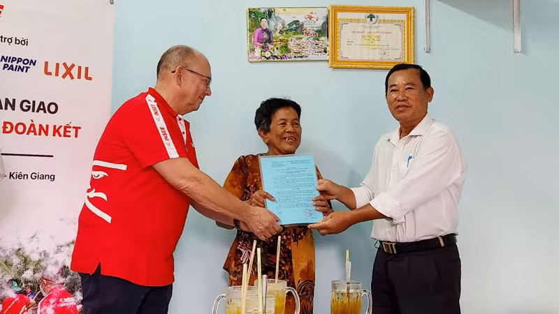 Chính quyền địa phương và đơn vị tài trợ trao quyết định bàn giao nhà cho bà Trần Thị Lý.
