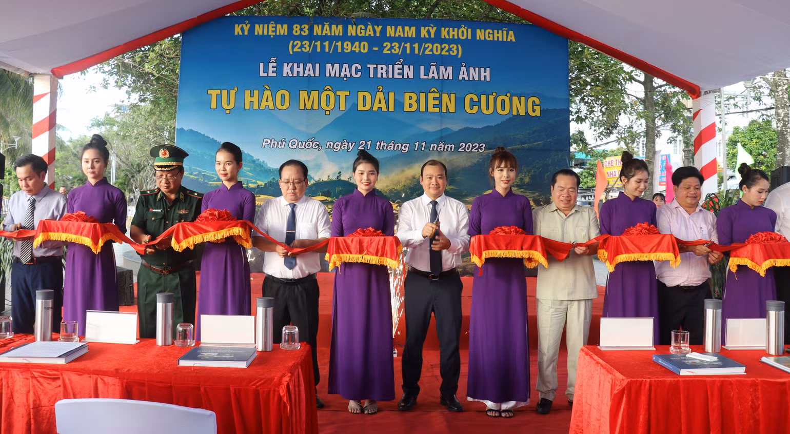 Cắt băng khai mạc triển lãm ảnh "Tự hào một dải biên cương" năm 2023. Cắt băng khai mạc triển lãm ảnh "Tự hào một dải biên cương" năm 2023.