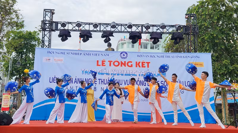 Biểu diễn văn nghệ tại liên hoan.