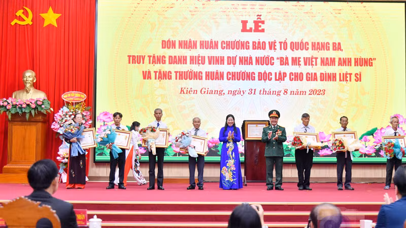 Lãnh đạo tỉnh Kiên Giang trao tặng Huân chương Độc lập cho 7 gia đình có nhiều liệt sĩ hy sinh vì sự nghiệp giải phóng dân tộc và bảo vệ Tổ quốc.
