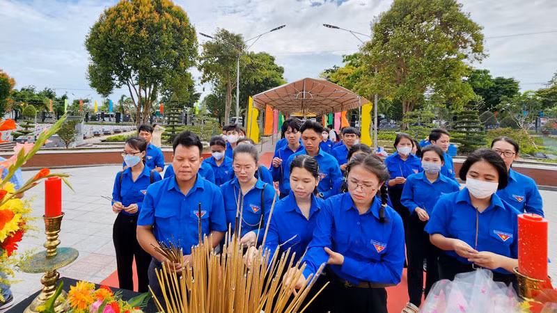 Đoàn viên thanh niên thắp hương tại lễ truy điệu, an táng 27 hài cốt liệt sĩ.