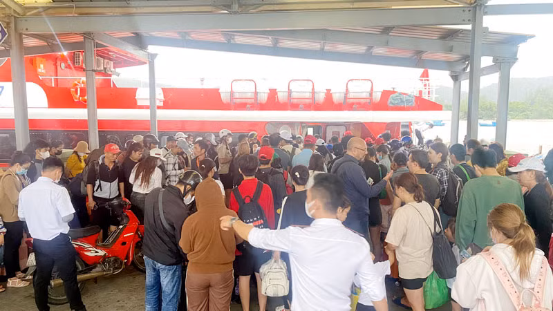 Nhiều hành khách bị kẹt ở Phú Quốc vui mừng vì được vào đất liền. Nhiều hành khách bị kẹt ở Phú Quốc vui mừng vì được vào đất liền.