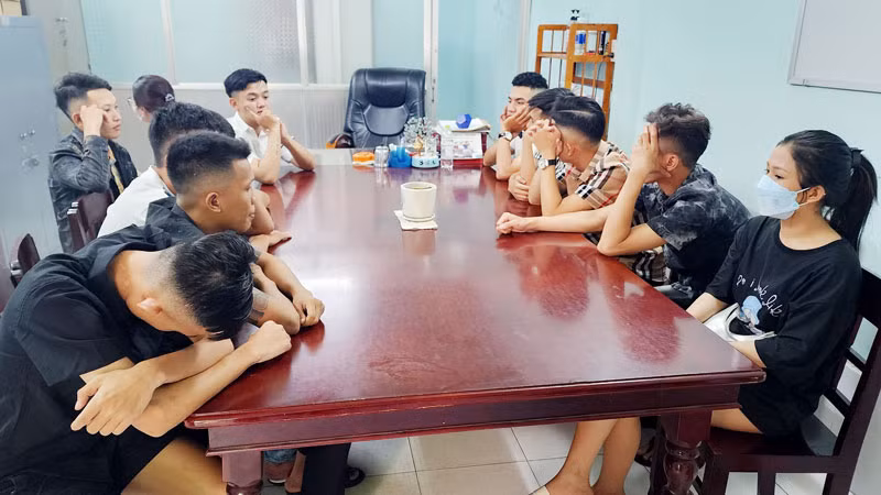 Qua xét nghiệm nhanh, 23 đối tượng đều dương tính với ma túy. (Ảnh: VĂN VŨ)