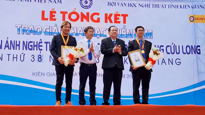 Ban tổ chức trao giải cho các tác giả đạt huy chương Vàng ở thể loại ảnh màu và ảnh trắng đen.