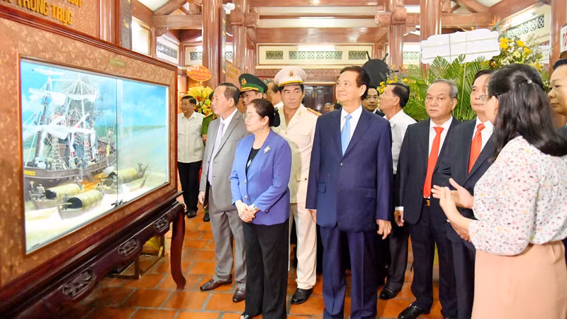 Đồng chí Nguyễn Tấn Dũng và Đại tướng Lê Hồng Anh tham quan Nhà trưng bày thân thế và sự nghiệp Anh hùng dân tộc Nguyễn Trung Trực, chiều 10/10. Đồng chí Nguyễn Tấn Dũng và Đại tướng Lê Hồng Anh tham quan Nhà trưng bày thân thế và sự nghiệp Anh hùng dân tộc Nguyễn Trung Trực, chiều 10/10.