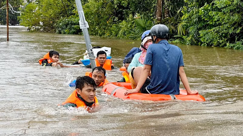 Lực lượng chức năng thành phố Phú Quốc, tỉnh Kiên Giang hỗ trợ người dân di chuyển ra khỏi nơi bị ngập nặng trong đợt bão số 1 vừa qua. Lực lượng chức năng thành phố Phú Quốc, tỉnh Kiên Giang hỗ trợ người dân di chuyển ra khỏi nơi bị ngập nặng trong đợt bão số 1 vừa qua.