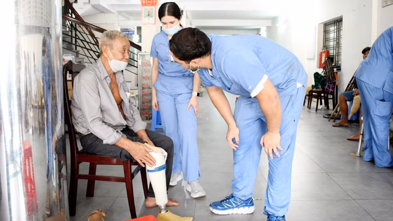 Bệnh nhân nghèo được lắp chân giả miễn phí.