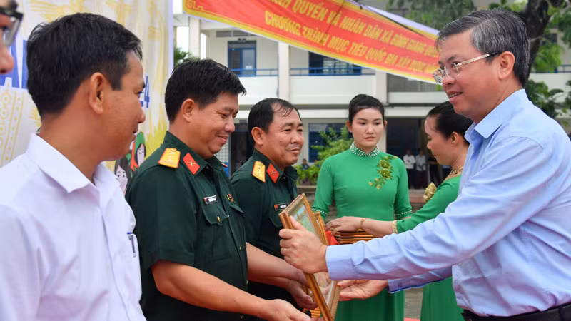 Lãnh đạo Ủy ban nhân dân tỉnh Kiên Giang trao tặng bằng khen cho các tập thể và cá nhân đạt thành tích xuất sắc trong hoạt động Tết quân-dân năm 2023.
