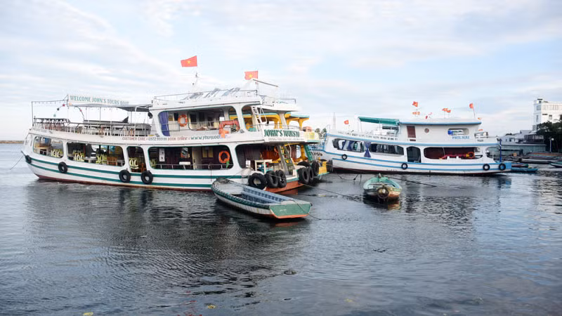 Tàu chở khách du lịch neo đậu trên sông Dương Đông. Tàu chở khách du lịch neo đậu trên sông Dương Đông.