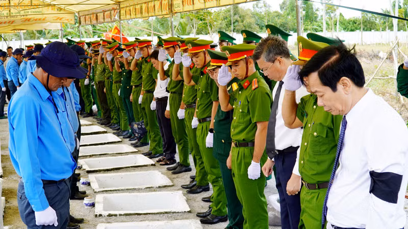 Cán bộ, chiến sĩ và nhân dân tỉnh Kiên Giang thực hiện nghi thức an táng 27 hài cốt liệt sĩ.