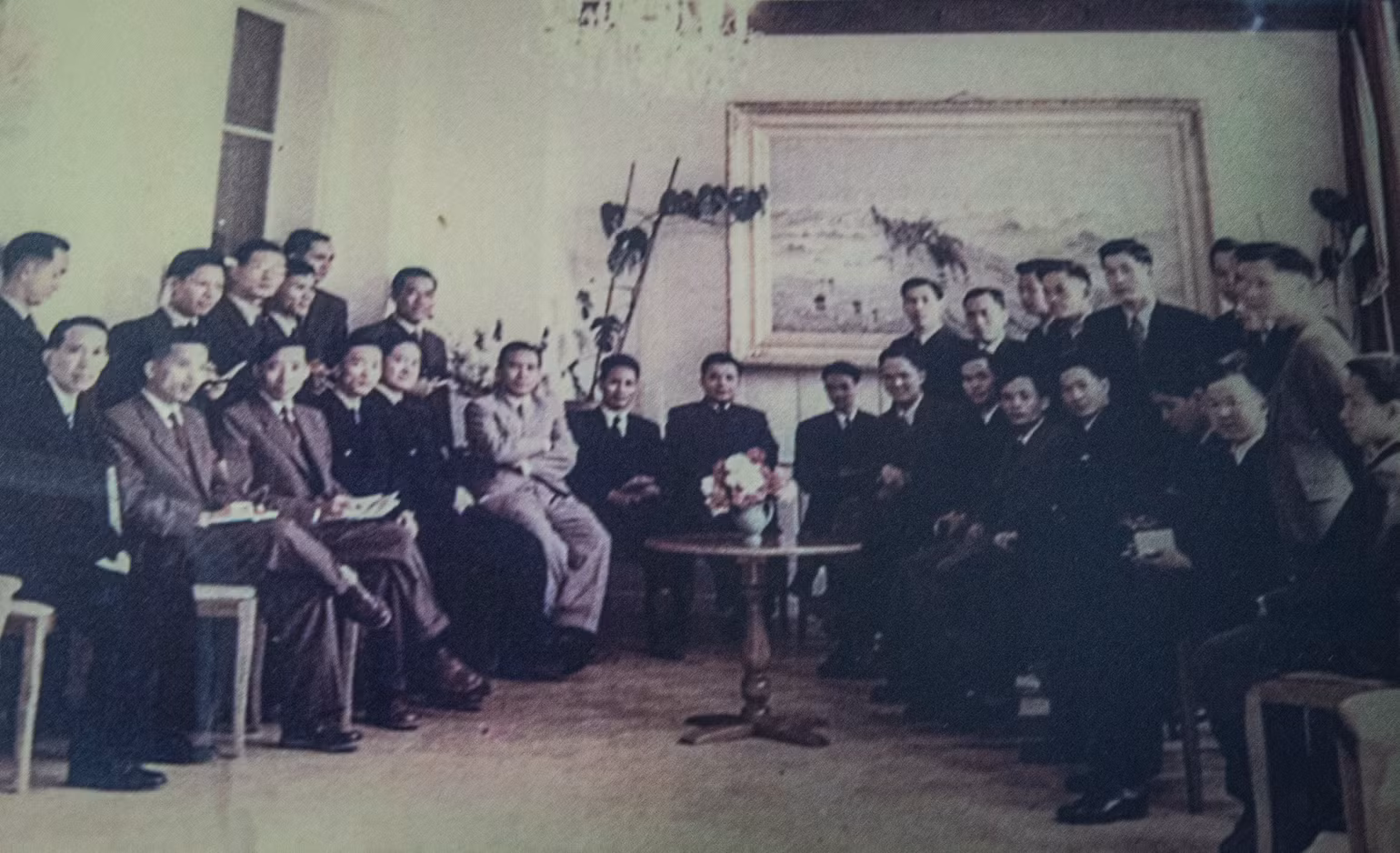 Phái đoàn Việt Nam Dân chủ Cộng hòa tham dự Hội nghị Geneva chụp ảnh chung tại trụ sở phái đoàn.