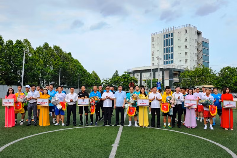 Ban tổ chức tặng cờ lưu niệm cho các đội bóng tham dự Giải bóng đá Người làm báo Thanh Hóa lần thứ sáu.