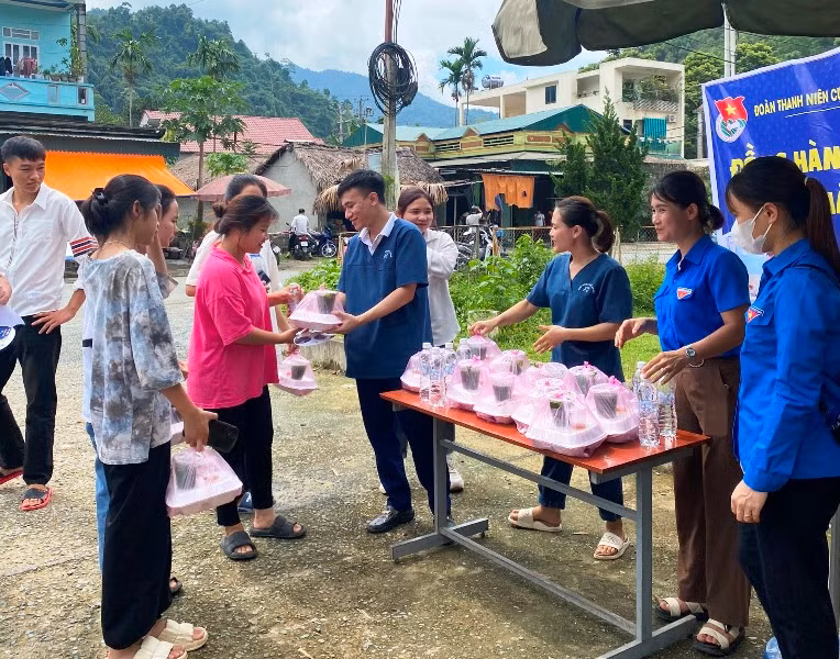 Nhà hảo tâm cùng thanh niên tình nguyện cấp phát khẩu phần ăn miễn phí cho thí sinh ở huyện miền núi Thường Xuân. Nhà hảo tâm cùng thanh niên tình nguyện cấp phát khẩu phần ăn miễn phí cho thí sinh ở huyện miền núi Thường Xuân.