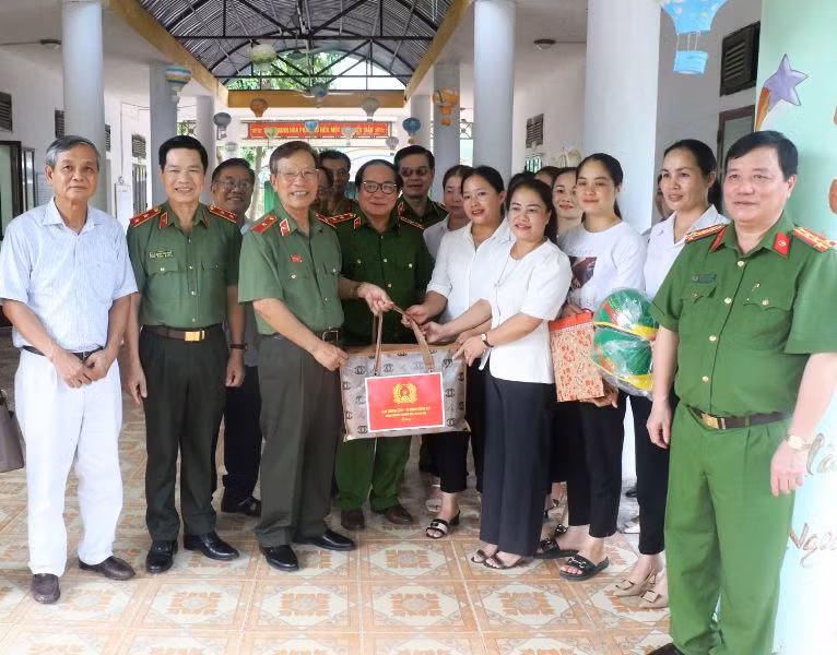 Đoàn trao tặng quà tới giáo viên vùng cao, biên giới tỉnh Thanh Hóa.
