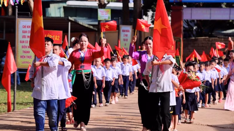Cô và trò Trường tiểu học và trung học cơ sở Tuân Đạo, huyện Lạc Sơn tưng bừng đón lễ khai giảng năm học mới 2024-2025.