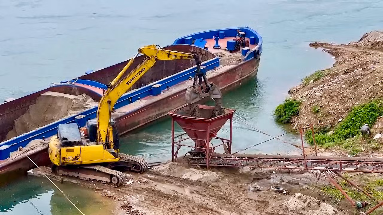 Mặc dù Sở Giao thông vận tải Hòa Bình đã ra quyết định đình chỉ hoạt động, giải tỏa các bến thủy nội địa trên vì không phù hợp quy hoạch phát triển hệ thống cảng, bến thủy nội địa, nhưng hoạt chuyên chở cát vẫn diễn ra. Mặc dù Sở Giao thông vận tải Hòa Bình đã ra quyết định đình chỉ hoạt động, giải tỏa các bến thủy nội địa trên vì không phù hợp quy hoạch phát triển hệ thống cảng, bến thủy nội địa, nhưng hoạt chuyên chở cát vẫn diễn ra.