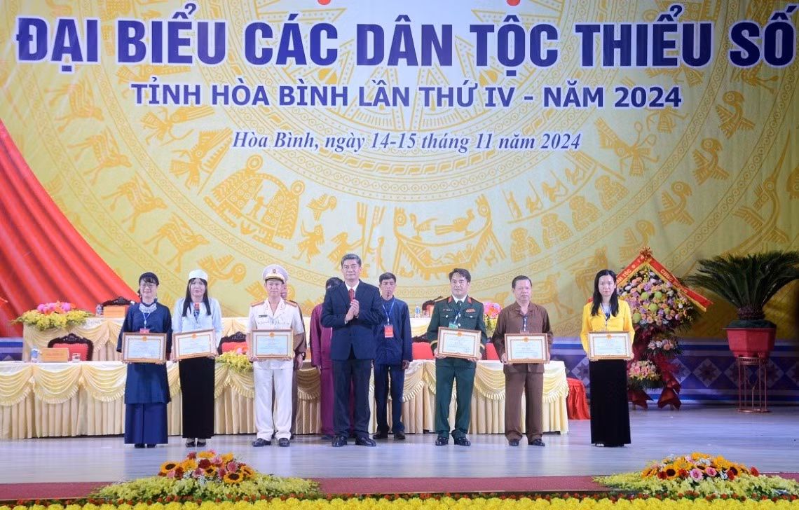 Đồng chí Y Vinh Tơr, tặng bằng khen của Bộ trưởng, Chủ nhiệm Ủy ban Dân tộc cho các tập thể, cá nhân có thành tích xuất sắc.