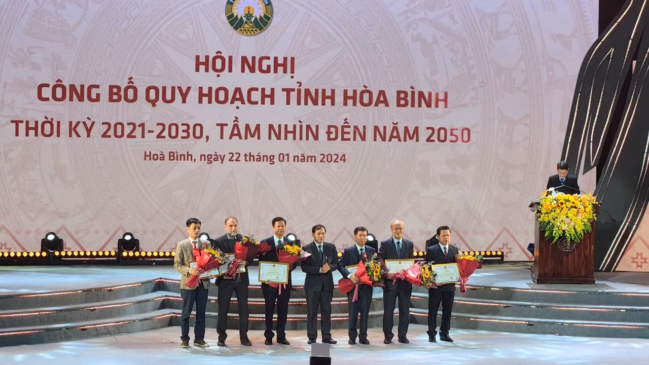 Chủ tịch Ủy ban nhân dân tỉnh Hòa Bình Bùi Văn Khánh trao bằng khen cho các đơn vị có thành tích xuất sắc trong công tác Quy hoạch tỉnh Hòa Bình.