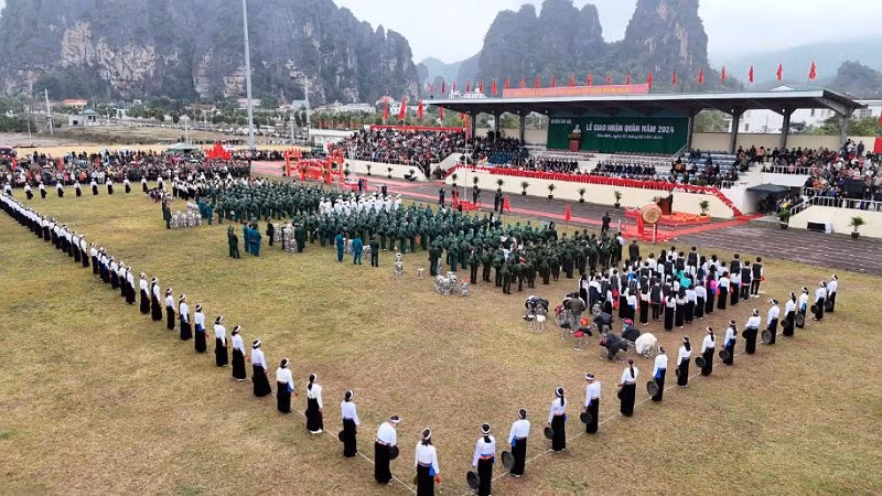 Lễ giao, nhận quân năm 2024 trên địa bàn tỉnh Hòa Bình được tổ chức trang trọng.