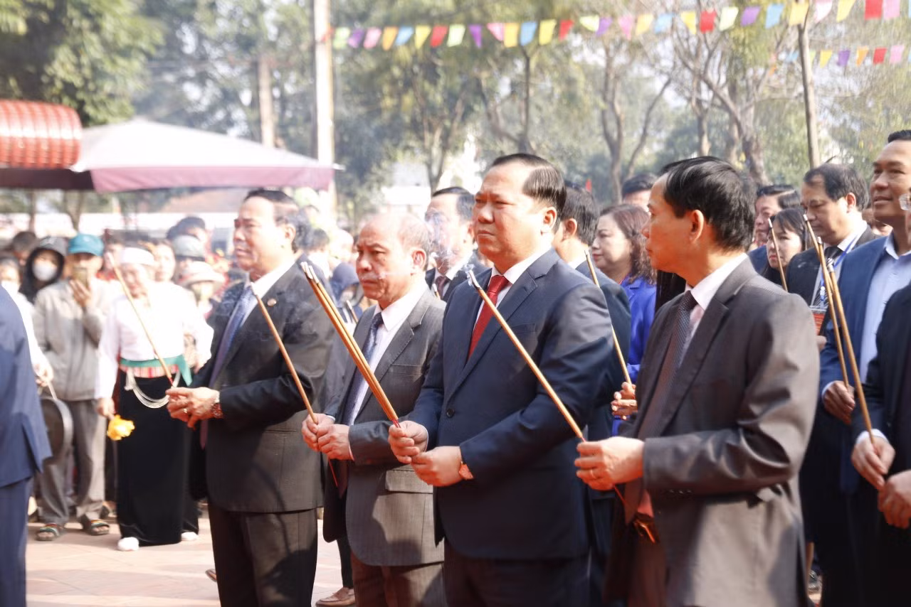 Lãnh đạo tỉnh Hòa Bình dâng hương tại Lễ khai hội. Lãnh đạo tỉnh Hòa Bình dâng hương tại Lễ khai hội.