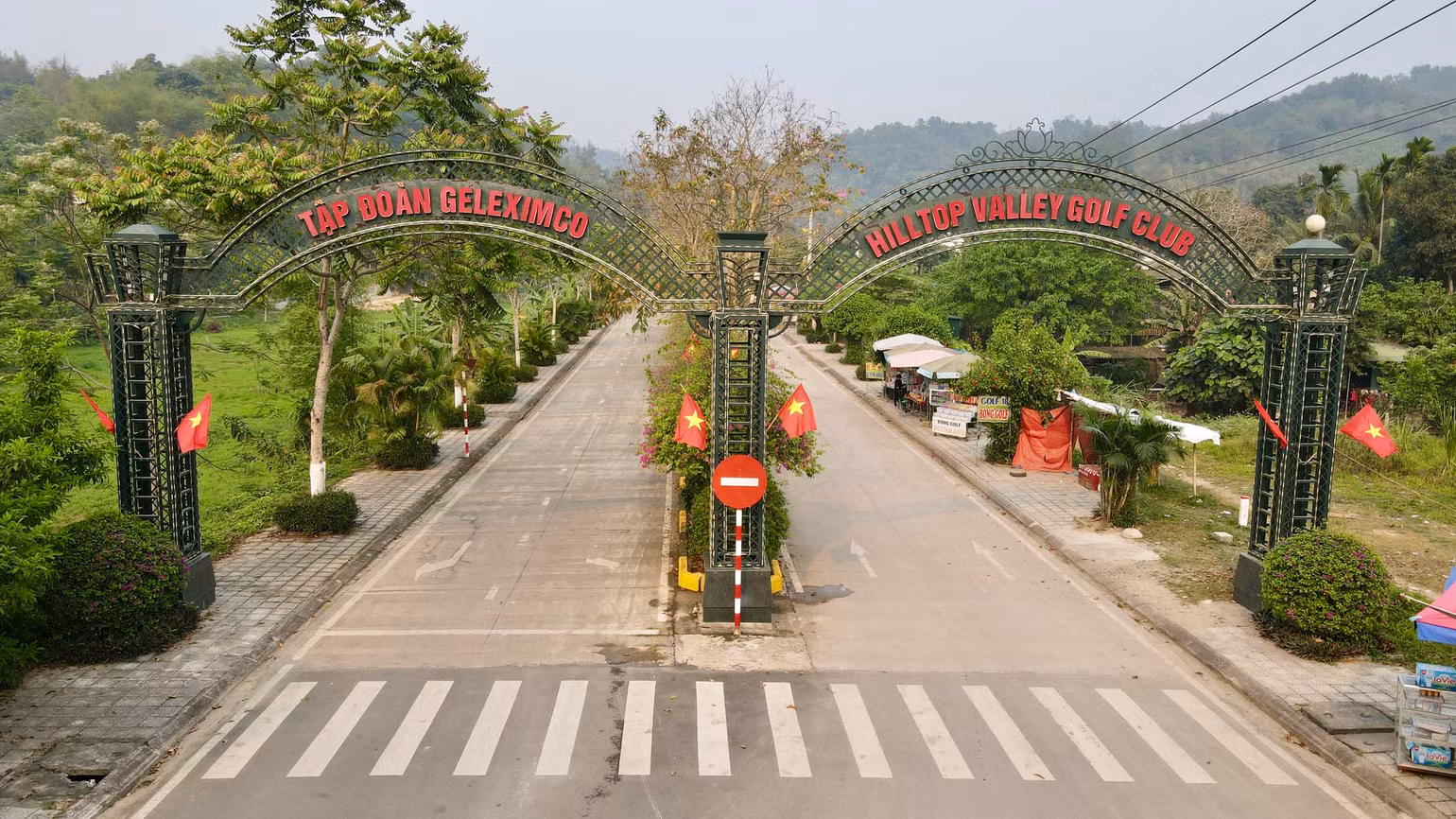 Cổng vào sân golf Hill Top Valley Hòa Bình. Cổng vào sân golf Hill Top Valley Hòa Bình.