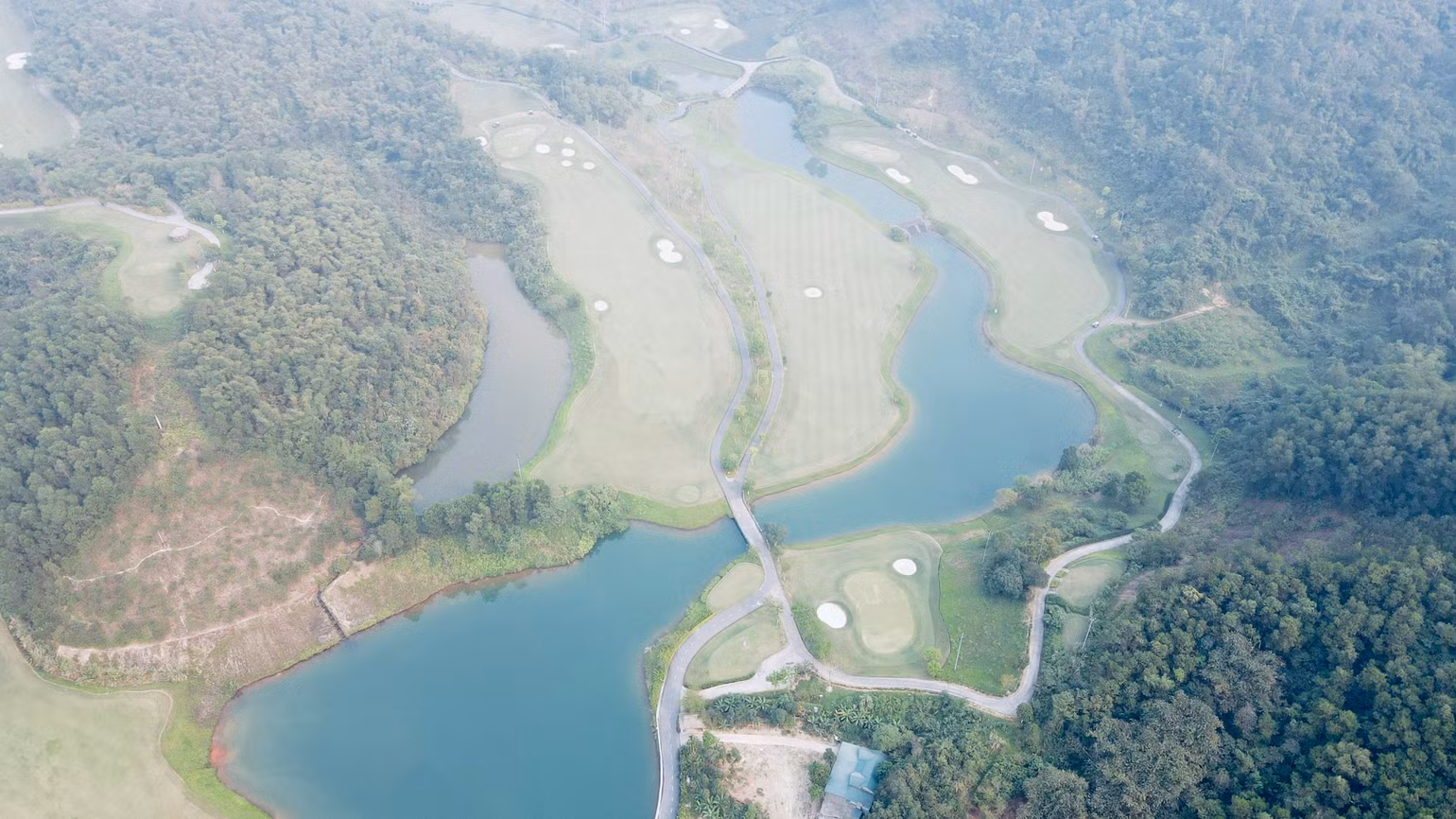 Trước hàng loạt sai phạm đặc biệt nghiêm trọng, nhưng trong suốt 4 năm liền sân golf Hill Top vẫn được mở kinh doanh đều đặn, liên tục.