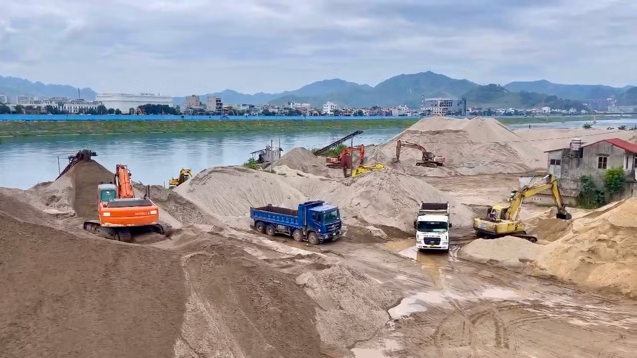 Hoạt động chở cát đến và đi diễn ra tấp nập. Hoạt động chở cát đến và đi diễn ra tấp nập.