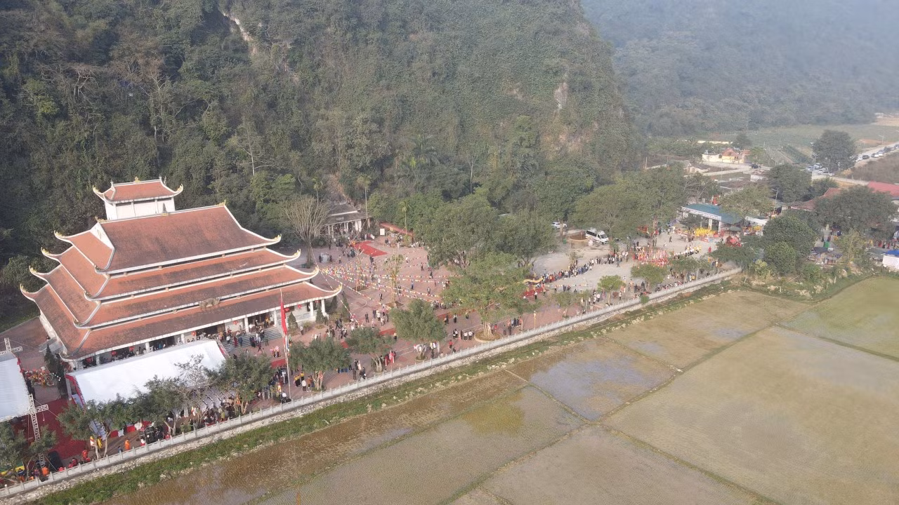 Quần thể chùa Tiên tọa lạc tại xã Phú Nghĩa, huyện Lạc Thủy, tỉnh Hòa Bình. Quần thể chùa Tiên tọa lạc tại xã Phú Nghĩa, huyện Lạc Thủy, tỉnh Hòa Bình.