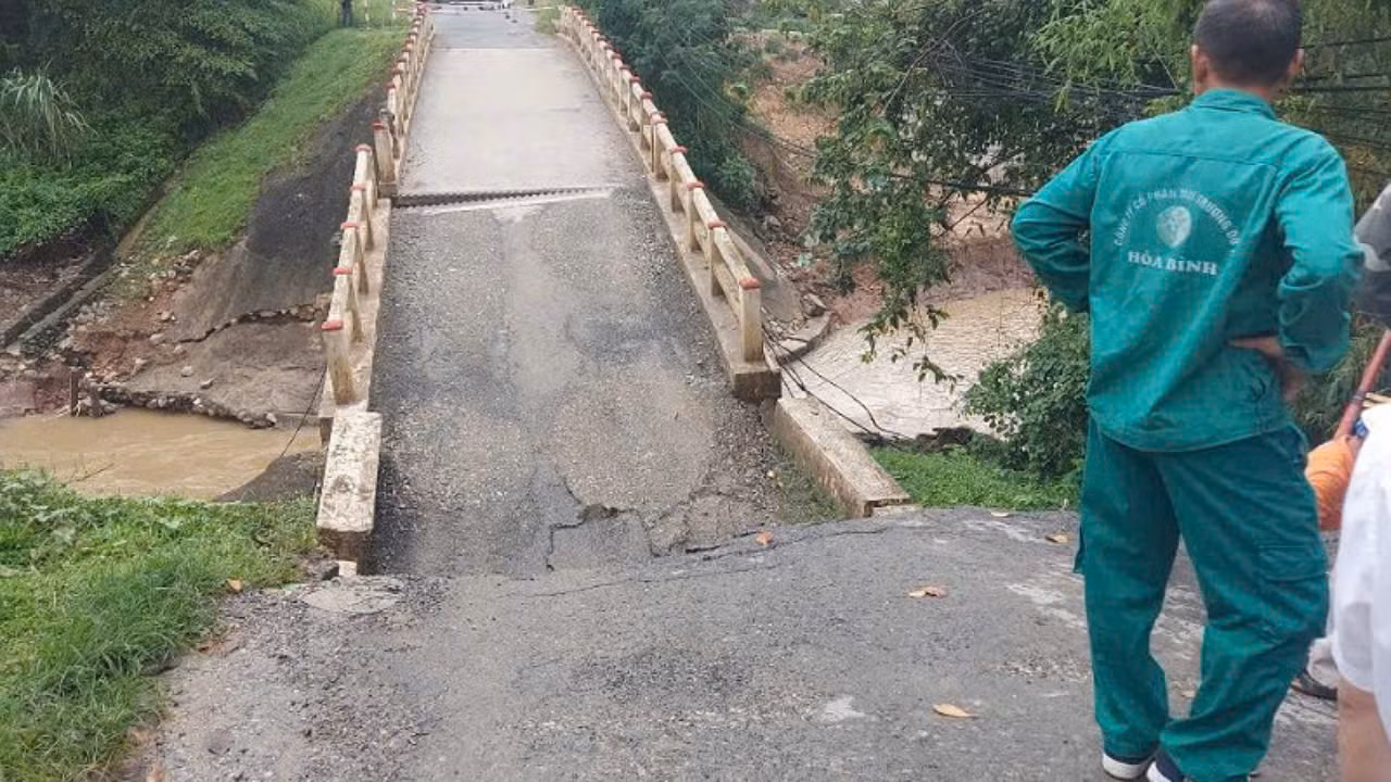 Cầu Ngòi Móng, đường 445 bị sập phần đầu cầu ngày 19/9.