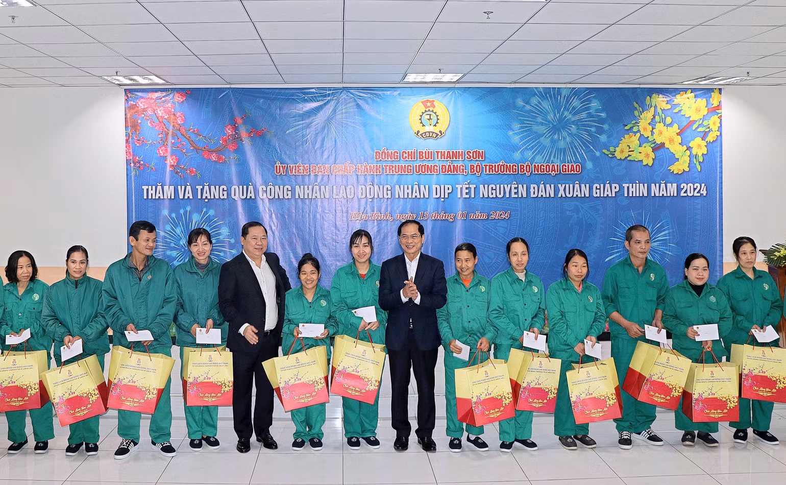 Bộ trưởng Ngoại giao Bùi Thanh Sơn (phải) và Bí thư Tỉnh ủy Hòa Bình (trái) tặng quà cho công nhân Khu công nghiệp bờ trái sông Đà nhân dịp Tết Nguyên đán Giáp Thìn. Bộ trưởng Ngoại giao Bùi Thanh Sơn (phải) và Bí thư Tỉnh ủy Hòa Bình (trái) tặng quà cho công nhân Khu công nghiệp bờ trái sông Đà nhân dịp Tết Nguyên đán Giáp Thìn.