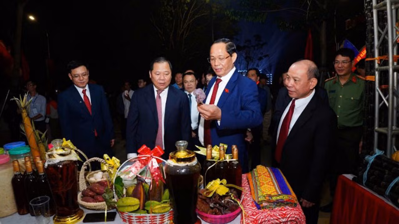 Phó Chủ tịch Quốc hội Trần Quang Phương (thứ 2 từ phải sang) thăm gian trưng bày các sản phẩm OCOP của huyện Yên Thủy. Phó Chủ tịch Quốc hội Trần Quang Phương (thứ 2 từ phải sang) thăm gian trưng bày các sản phẩm OCOP của huyện Yên Thủy.