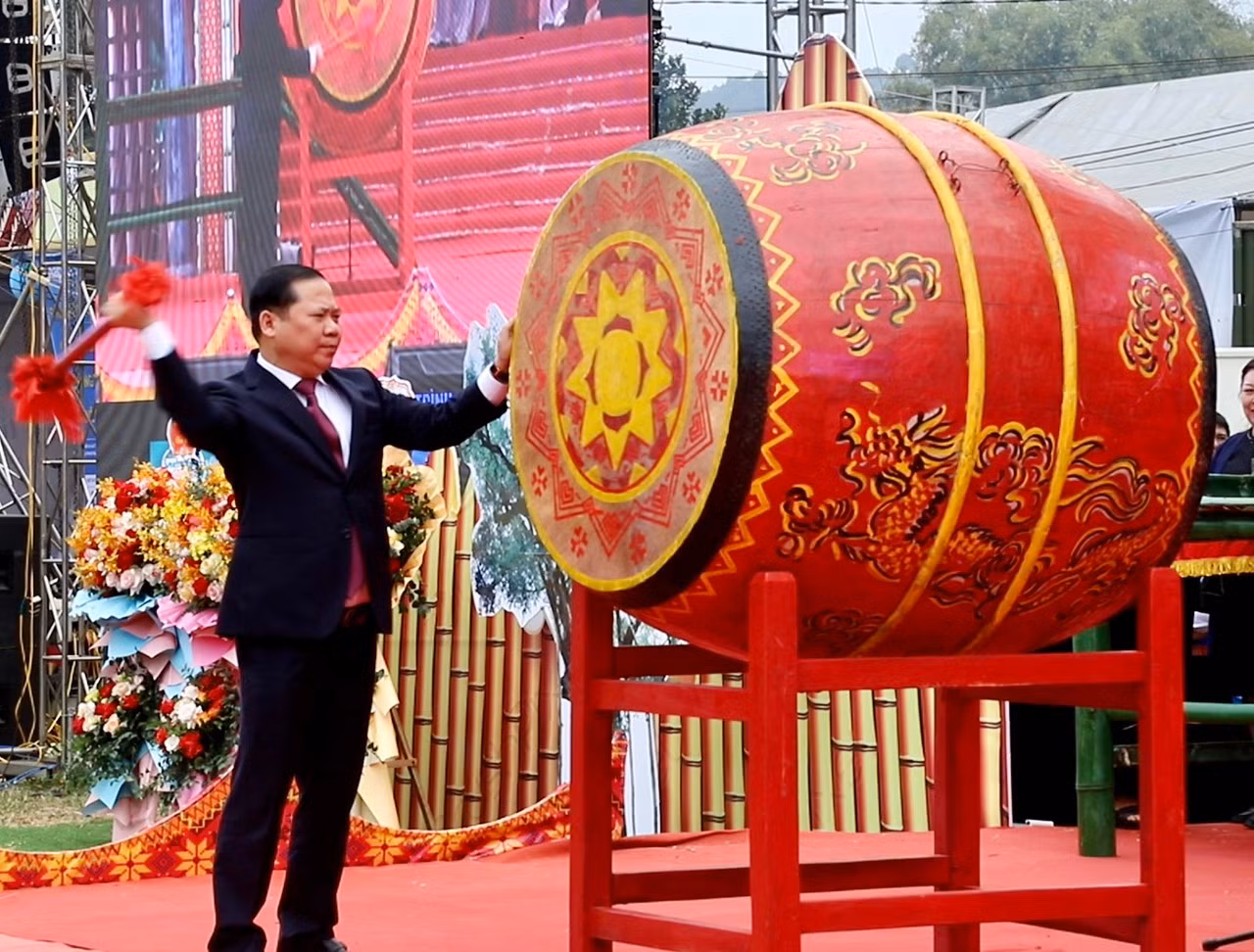 Bí thư Tỉnh ủy Hòa Bình Nguyễn Phi Long đánh trống khai mạc lễ hội.