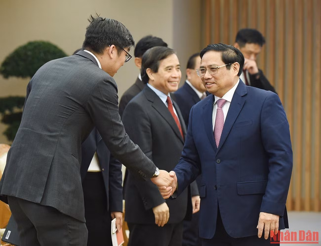 Thủ tướng Phạm Minh Chính đón các thành viên trong đoàn.