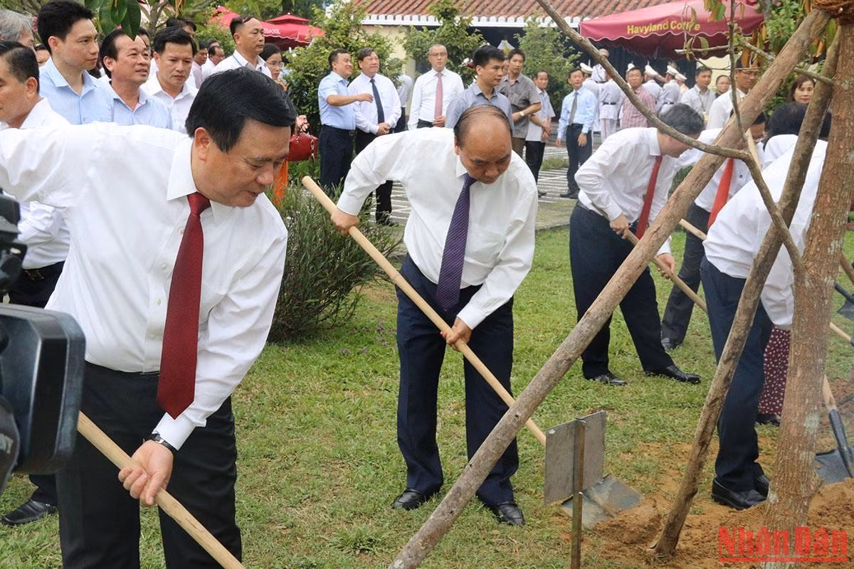Chủ tịch nước Nguyễn Xuân Phúc và các đồng chí lãnh đạo, nguyên lãnh đạo Đảng, Nhà nước trồng cây tại Khu lưu niệm Chủ tịch Hội đồng Nhà nước Võ Chí Công. Chủ tịch nước Nguyễn Xuân Phúc và các đồng chí lãnh đạo, nguyên lãnh đạo Đảng, Nhà nước trồng cây tại Khu lưu niệm Chủ tịch Hội đồng Nhà nước Võ Chí Công.