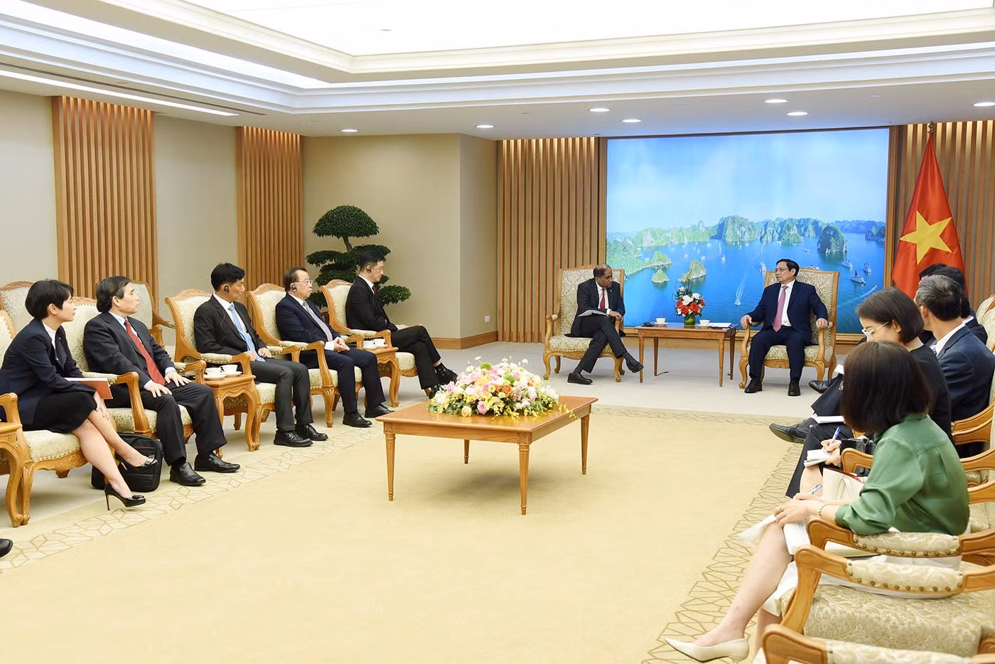 Thủ tướng đề nghị các doanh nghiệp Singapore nói chung và Temasek nói riêng tiếp tục mở rộng đầu tư vào Việt Nam, nhất là trong các lĩnh vực công nghệ, phát triển hạ tầng chiến lược, logistics, khởi nghiệp đổi mới sáng tạo… (ẢNH: VGP/NHẬT BẮC)