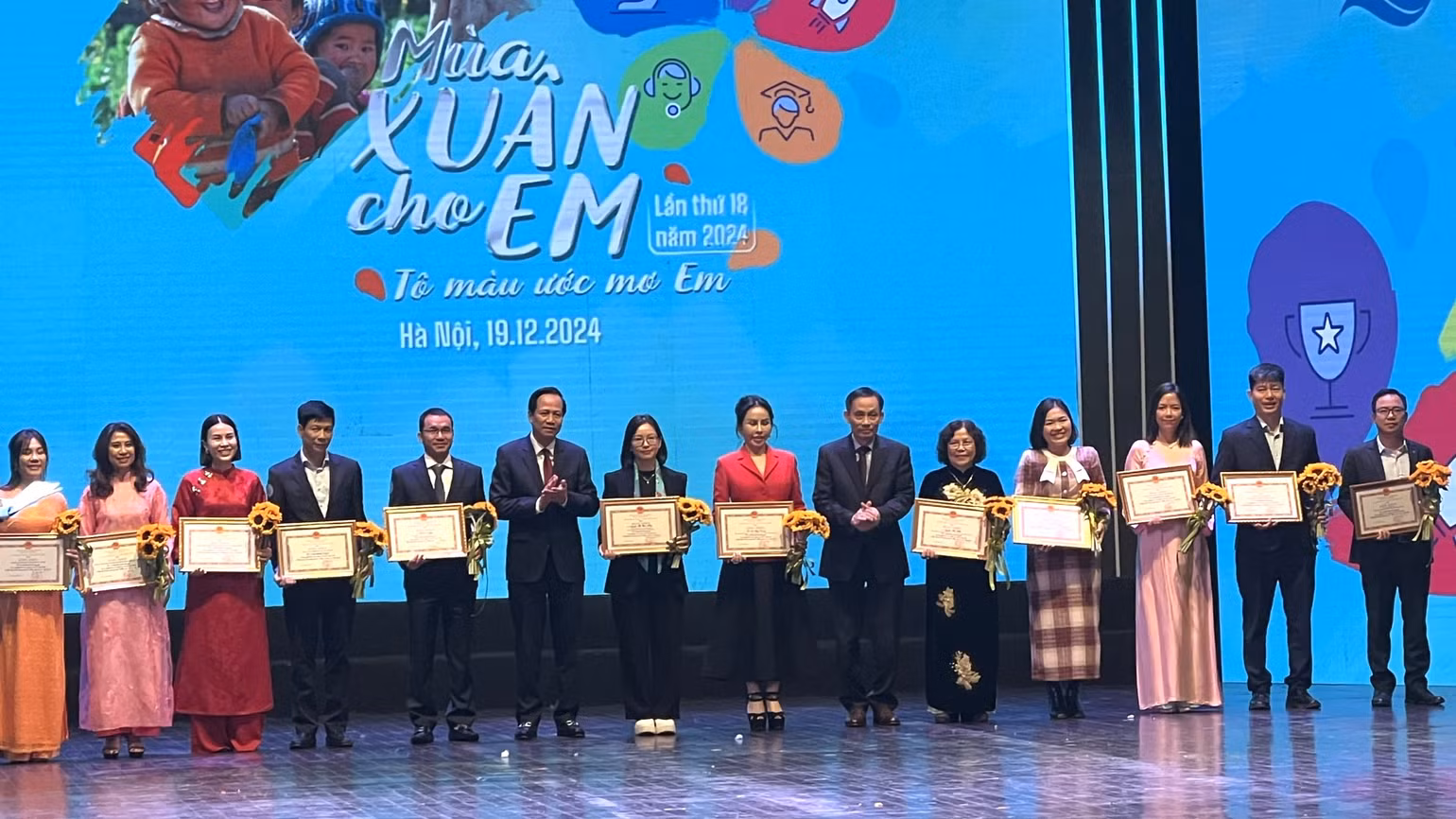 Biểu dương các tập thể, cá nhân có thành tích xuất sắc trong công tác bảo vệ, chăm sóc trẻ em năm 2024.