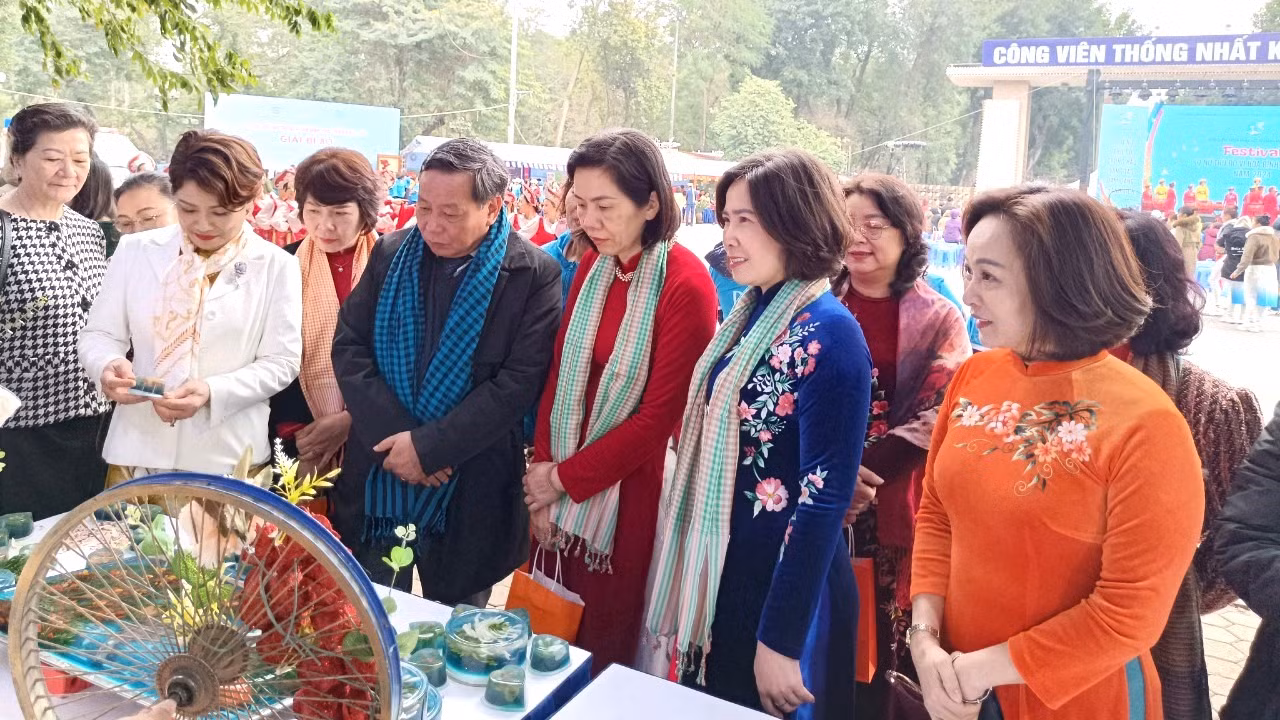 Các đại biểu tham quan các gian hàng giới thiệu sản phẩm văn hóa, ẩm thực.