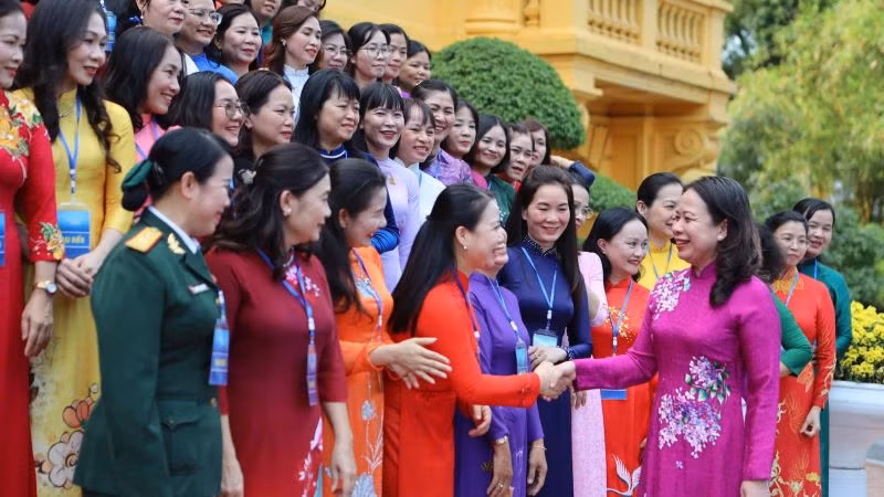 Phó Chủ tịch nước mong muốn các cấp Hội phụ nữ không ngừng thay đổi về tư duy, cách làm để bắt kịp xu thế của thời đại. Phó Chủ tịch nước mong muốn các cấp Hội phụ nữ không ngừng thay đổi về tư duy, cách làm để bắt kịp xu thế của thời đại.