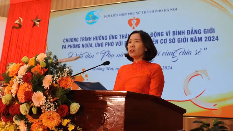 Chủ tịch Hội Liên hiệp Phụ nữ thành phố Hà Nội Lê Kim Anh phát biểu tại chương trình.