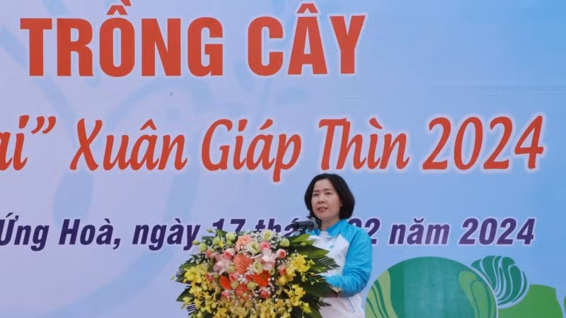 Chủ tịch Hội Liên hiệp Phụ nữ Hà Nội Lê Kim Anh phát biểu tại lễ phát động. Chủ tịch Hội Liên hiệp Phụ nữ Hà Nội Lê Kim Anh phát biểu tại lễ phát động.